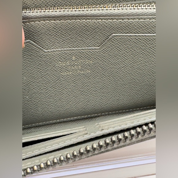 ๐ #3 Louis Vuitton Monogram Cosmos L-Zip Wallet - Picture 7 of 9